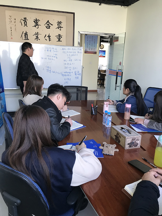 鄭州廣眾空壓機斷油保護裝置廠家進行知識培訓