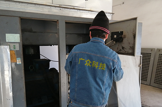 廣眾技術(shù)人員在寶平灣煤礦空壓機(jī)無人值守系統(tǒng)安裝現(xiàn)場(chǎng)