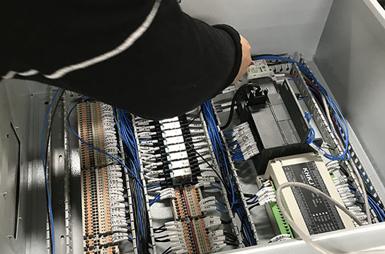 定制款11臺(tái)空壓機(jī)9臺(tái)儲(chǔ)氣罐用超溫保護(hù)裝置生產(chǎn)中